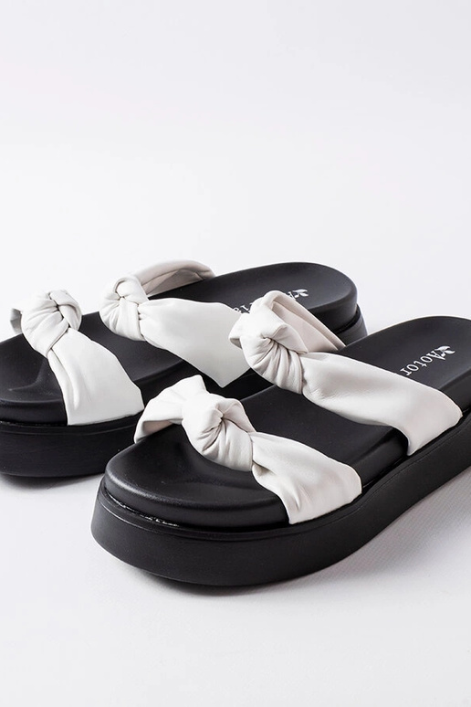 Chanclas blancas sobre plataforma,... Chanclas blancas sobre plataforma,...