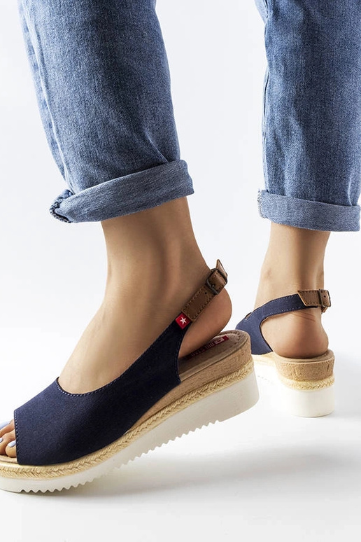 Sandalias azul marino sobre... Sandalias azul marino sobre...