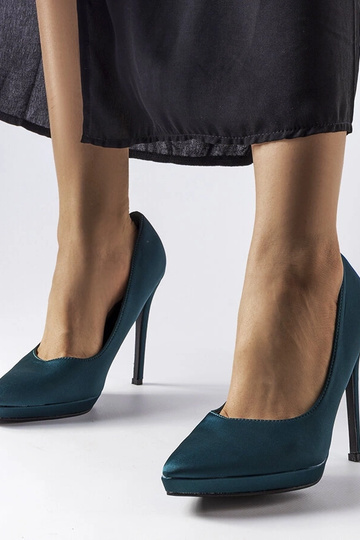 Tacones de satén verde...