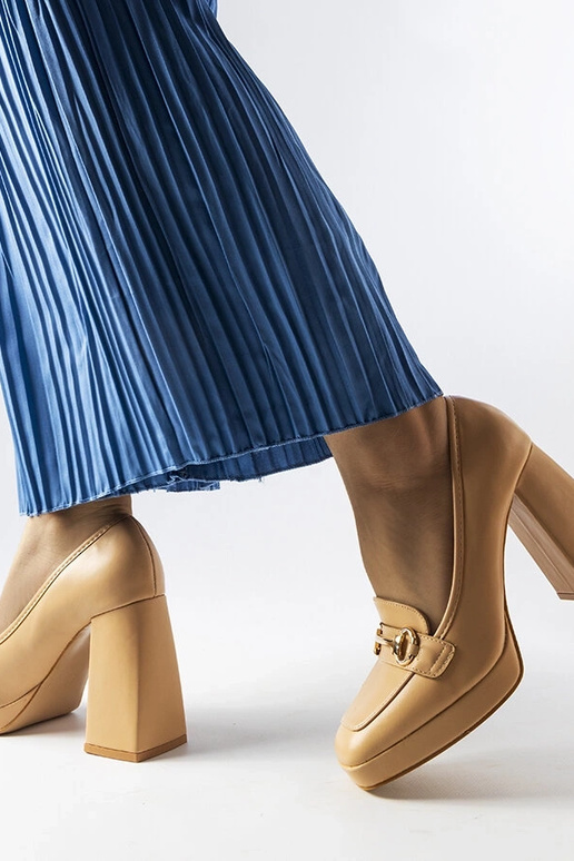 Zapatos de salón beige con tacón... Zapatos de salón beige con tacón...