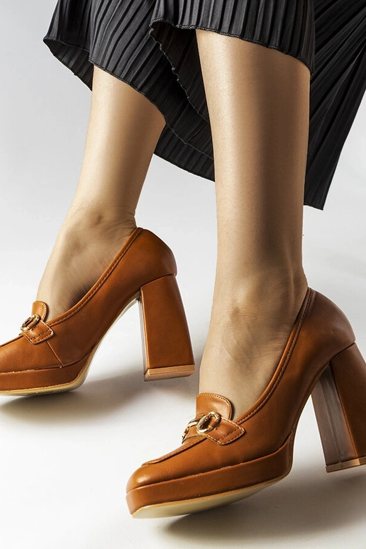 Zapatos de salón marrones con tacón... Zapatos de salón marrones con tacón...