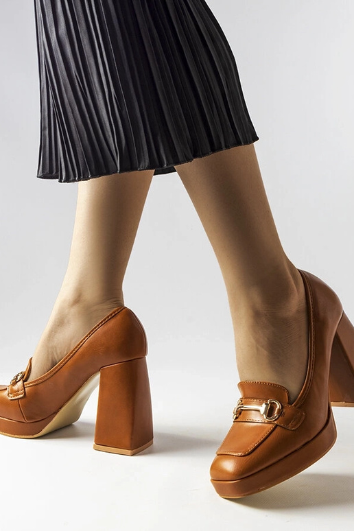 Zapatos de salón marrones con tacón... Zapatos de salón marrones con tacón...