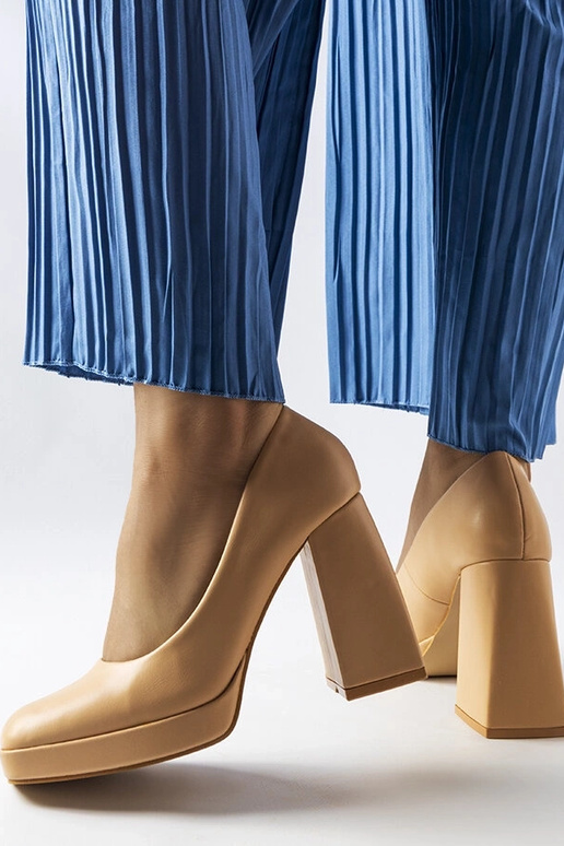 Zapatos de salón beige con tacón alto... Zapatos de salón beige con tacón alto...