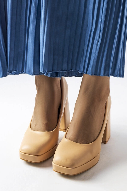 Zapatos de salón beige con tacón alto... Zapatos de salón beige con tacón alto...