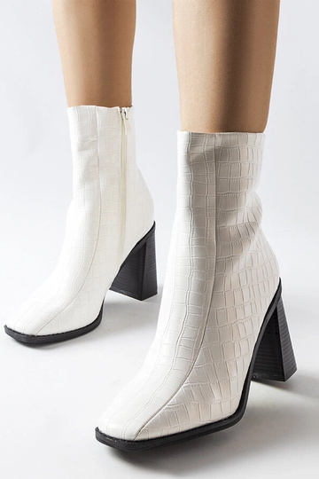 Botines blancos Belluci con piel sintética de cocodrilo