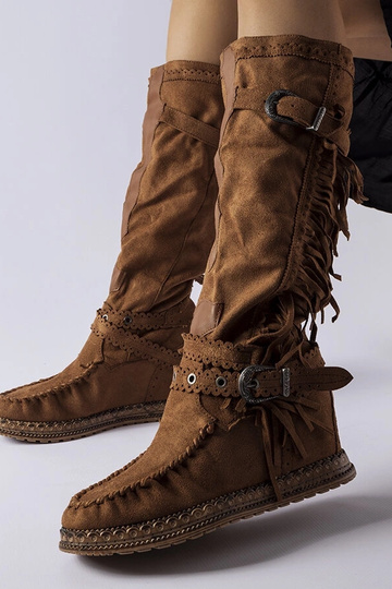 Botas marrones con cuña... 2