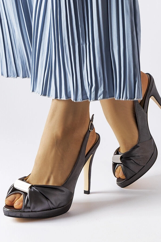 Sandalias de tacón alto color gris...