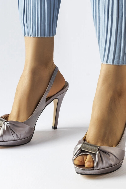 Sandalias de tacón alto color gris...