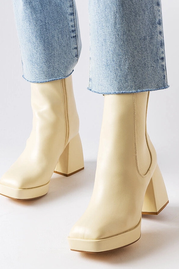 Botas color arena en tacón...