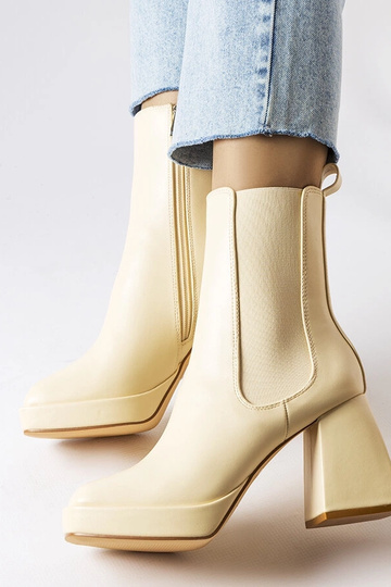 Botas color arena en tacón... 2