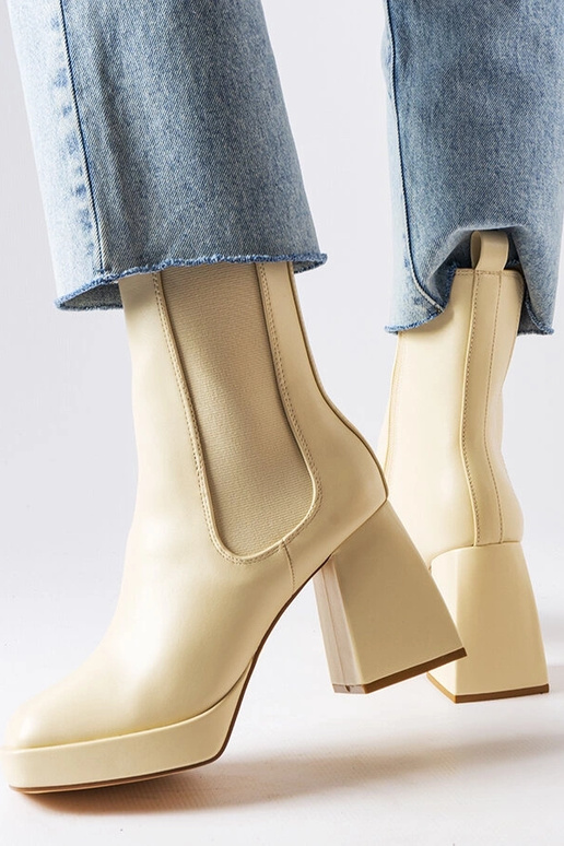Botas color arena en tacón grueso,... Botas color arena en tacón grueso,...