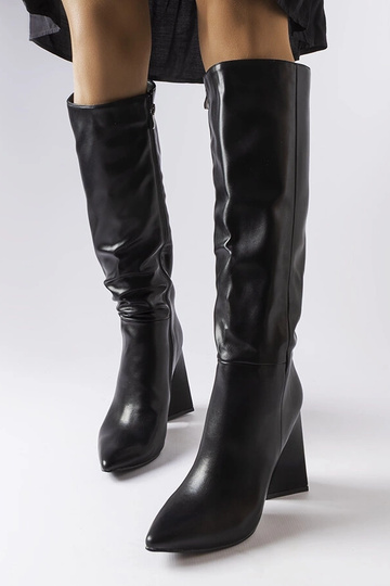 Botas negros de caña alta...