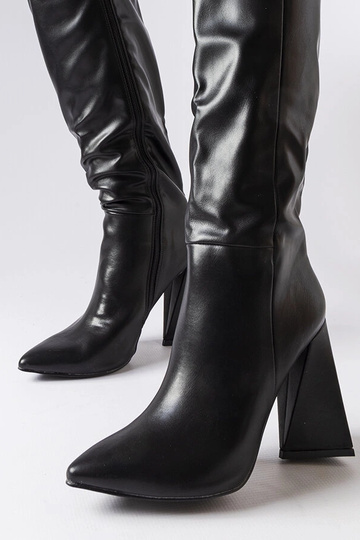 Botas negros de caña alta... 2