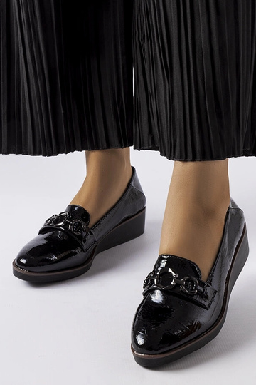 Mocasines negros lustrados...