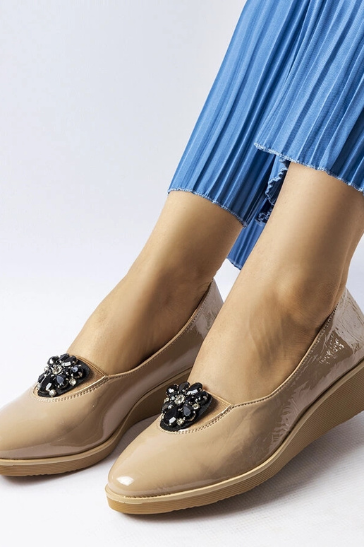 Bailarinas de charol beige con... Bailarinas de charol beige con...