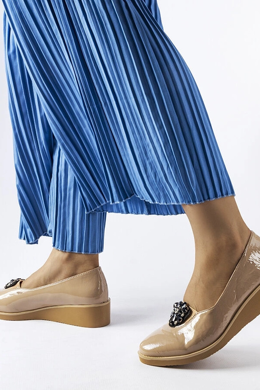 Bailarinas de charol beige con... Bailarinas de charol beige con...