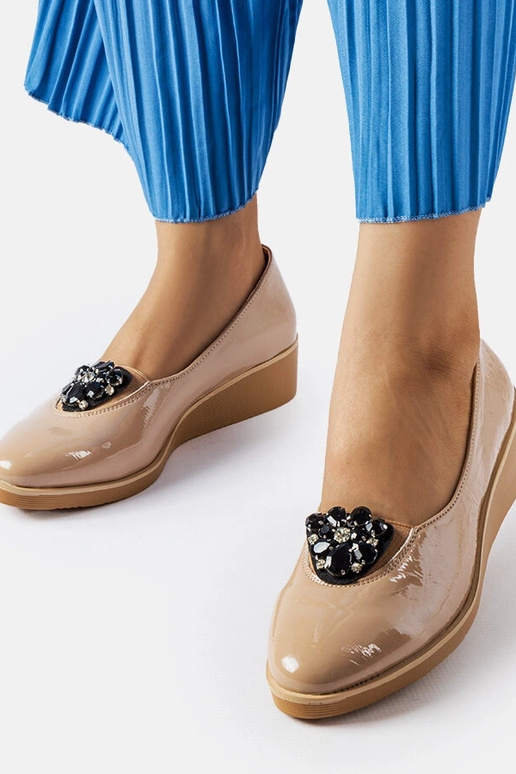 Bailarinas de charol beige con... Bailarinas de charol beige con...