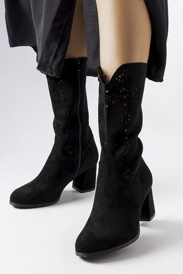 Botines negros con diseño...