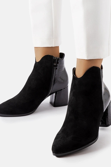 Botas negras aisladas de...