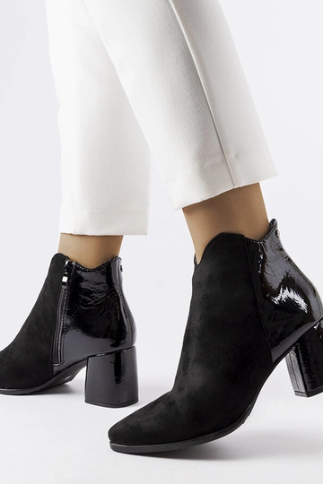 Botas negras aisladas de... 2