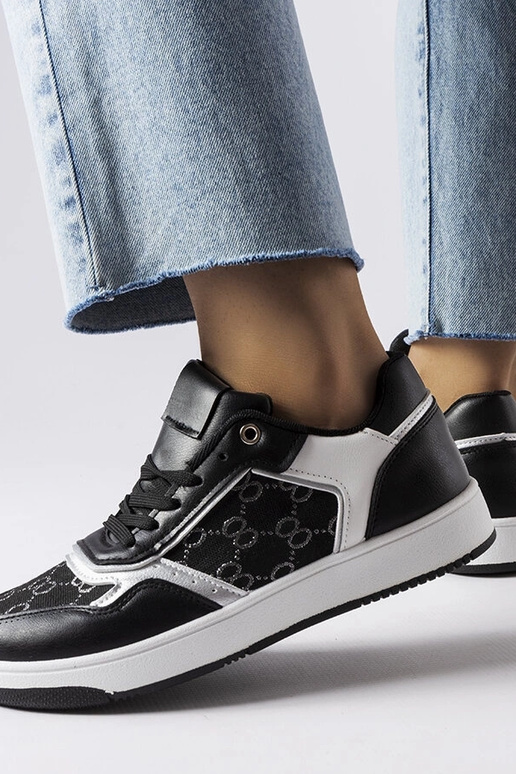 Zapatillas negras decoradas con el...