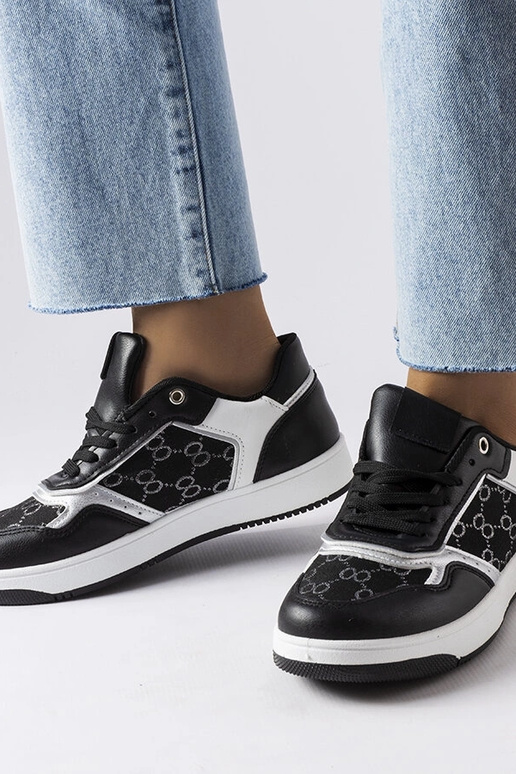 Zapatillas negras decoradas con el...