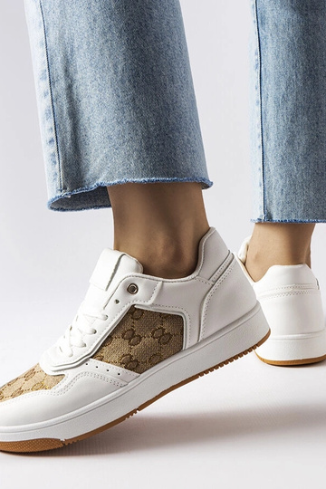 Zapatillas blancas decoradas con el monograma de Isidora 2