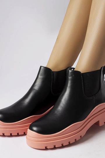 Botines negros sobre...