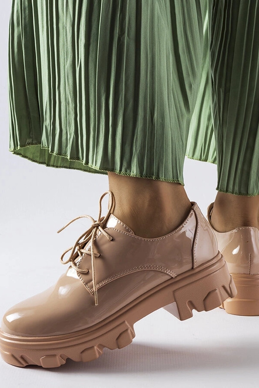 Zapatos Kelly de charol beige