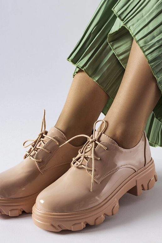 Zapatos Kelly de charol beige