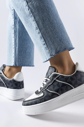 Zapatillas negras decoradas con el monograma Sands