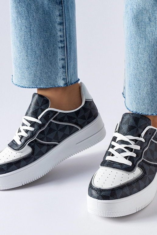 Zapatillas negras decoradas con el... Zapatillas negras decoradas con el...