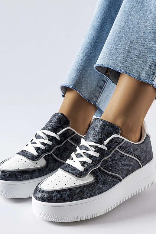 Zapatillas negras decoradas con el... Zapatillas negras decoradas con el...