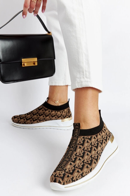 Zapatos negros y marrones sin...