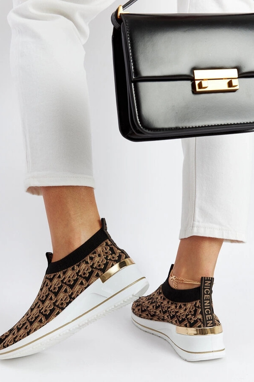 Zapatos negros y marrones sin...