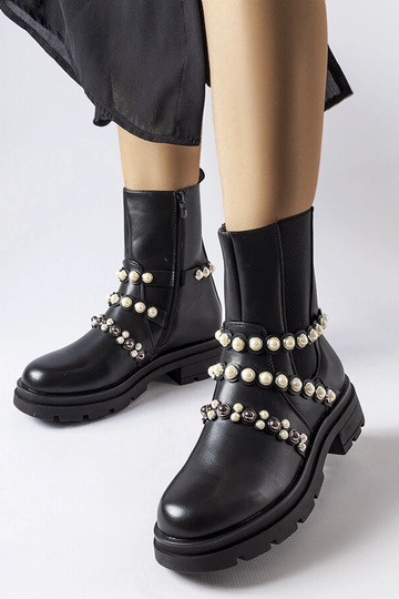 Botines negros decorados...