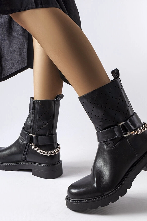 Botines negros calados con cadena...
