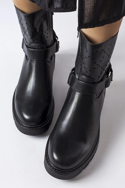 Botines negros calados con cadena...