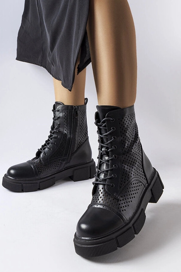 Botines negros calados Corpus