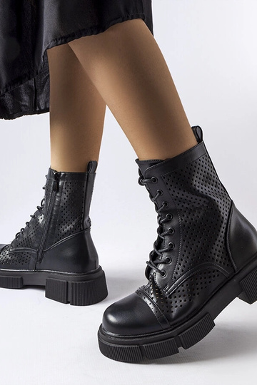 Botines negros calados Corpus 2