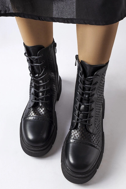 Botines negros calados Corpus