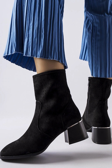 Botines negros con caña...