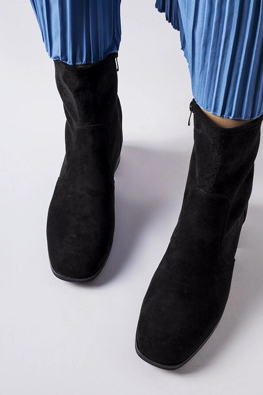 Botines negros con caña perforada,...