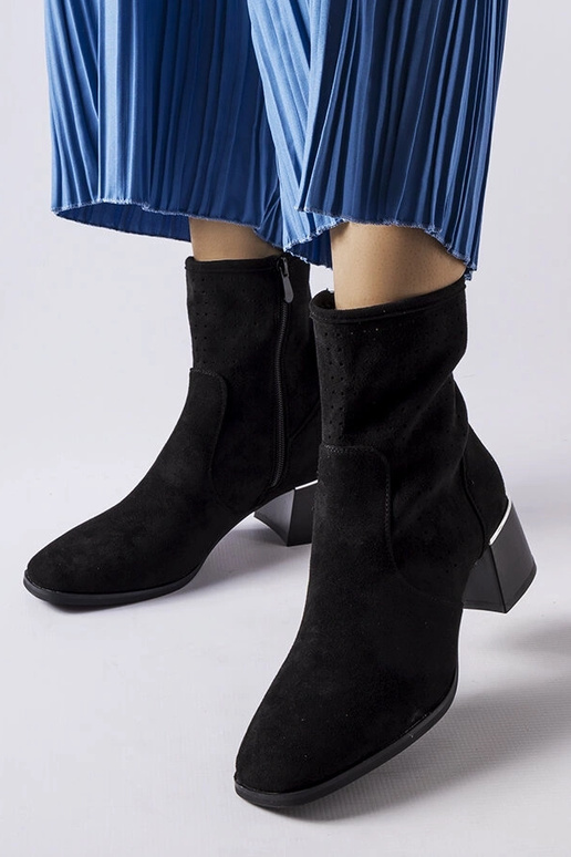 Botines negros con caña perforada,...