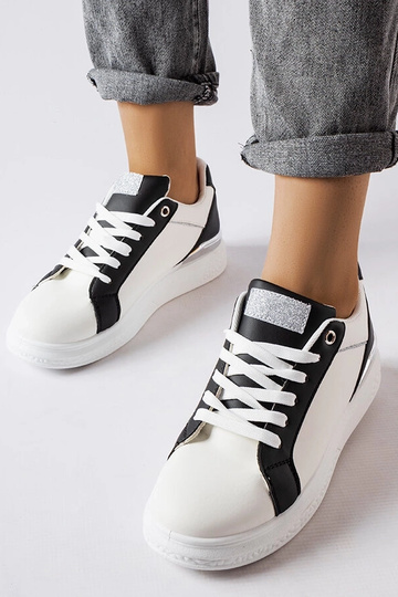 Zapatos Palais en blanco y negro con detalles plateados