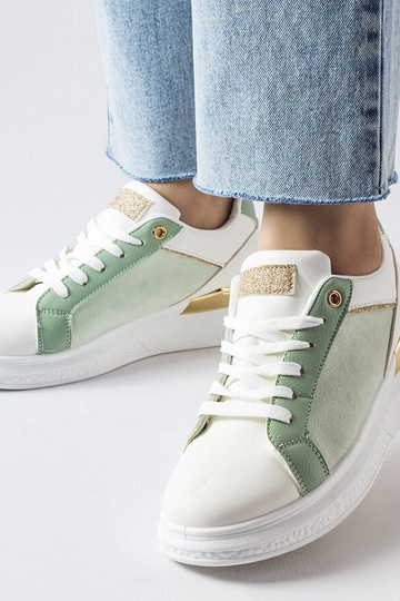 Zapatos blancos y verdes...