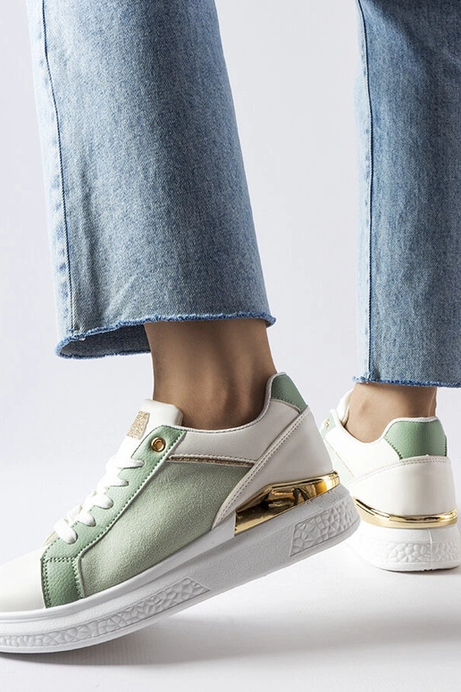 Zapatos blancos y verdes con detalles...