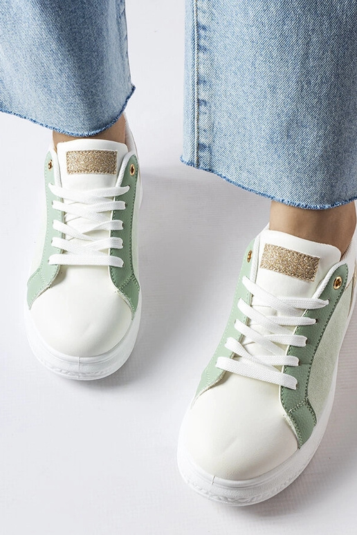 Zapatos blancos y verdes con detalles...