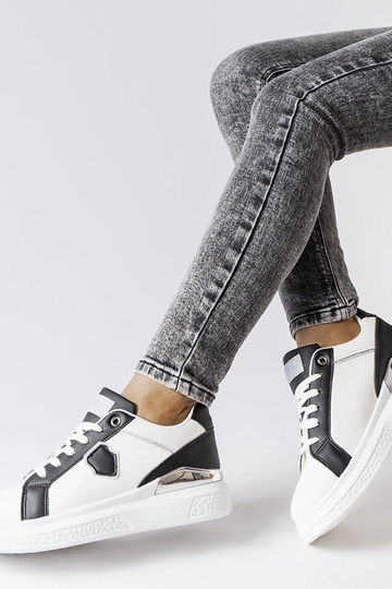 Zapatillas blancas y negras con detalles plateados Vía 2