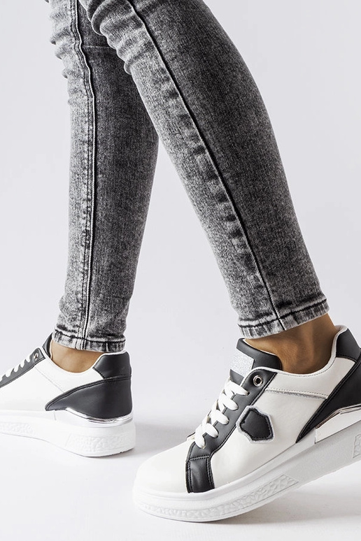 Zapatillas blancas y negras con...